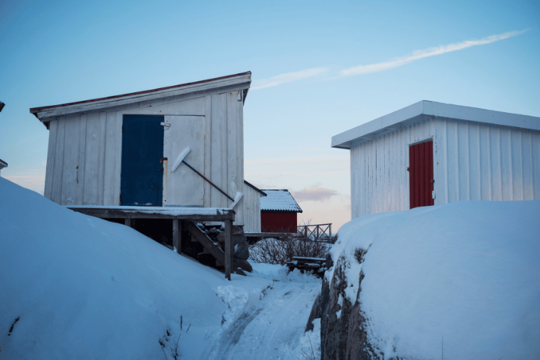 Lucka 10, vrångö, sjöbodar på rad