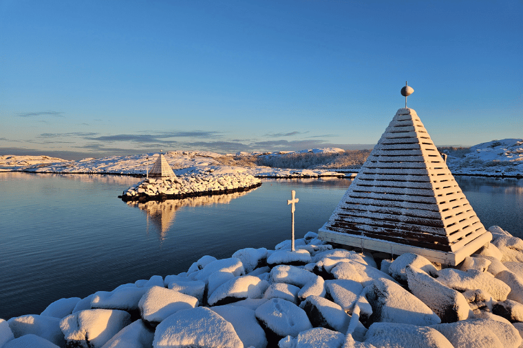 Lucka 2, hamnen, snö, båkar